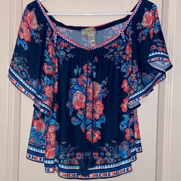 GUC Flying🍅 Sz-S Scoping Neckline/Cold Shoulder, Angle Sleeves, Lightweight Top - Picture 3 of 16